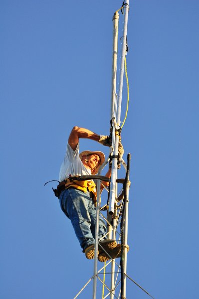 Bob-K4NBC Raising New Antenna 19.jpg